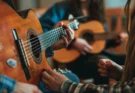 Choosing Between Group and Private Guitar Lessons